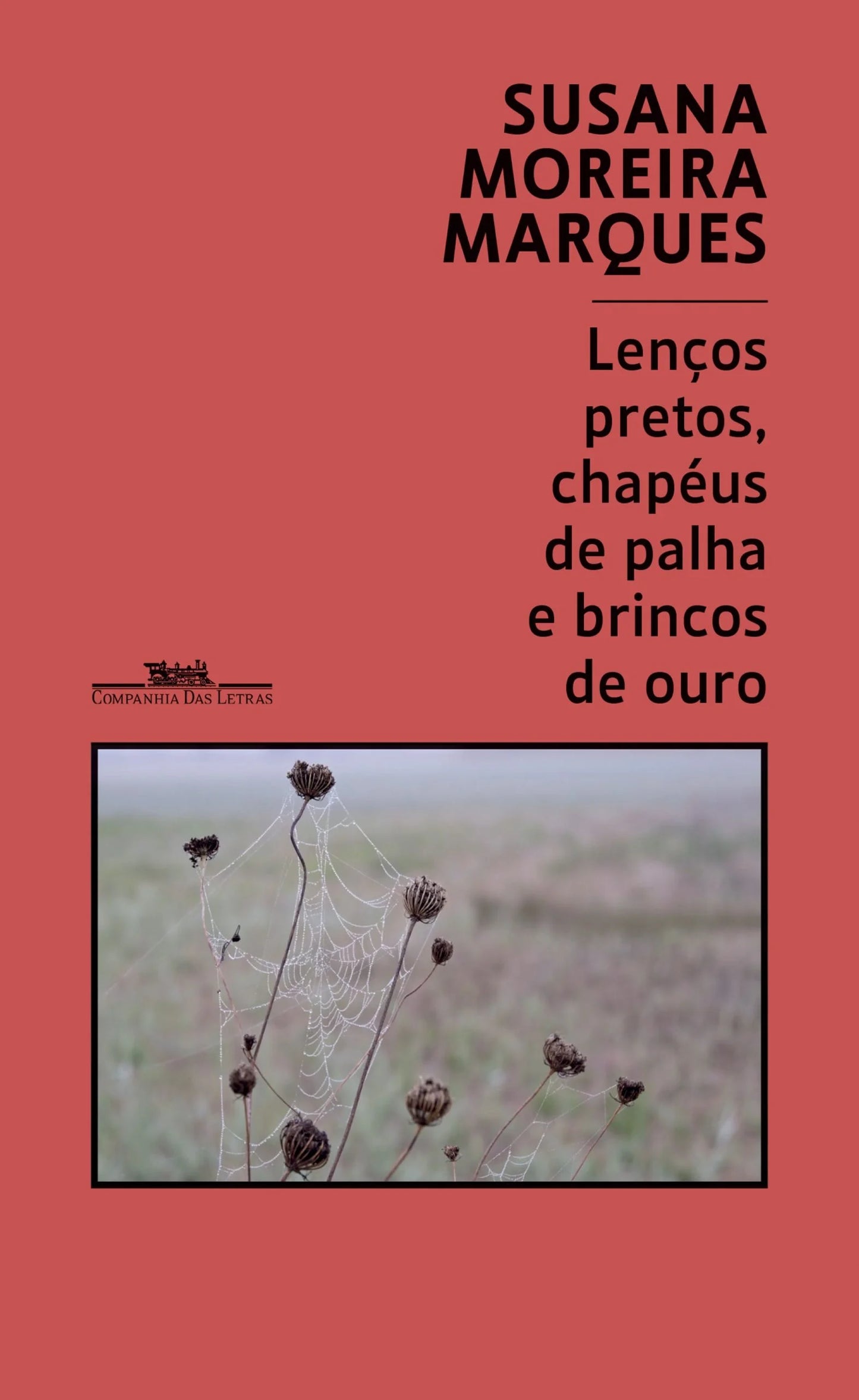 Lenços pretos, chapéus de palha e brinco